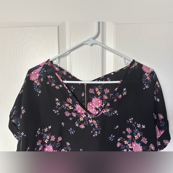 Black and Pink Floral V Neck Short Sleeve Blouse Size Large - Picture 10 of 10